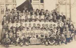 Skupina cvičenců DTJ před tělocvičnou v roce 1928