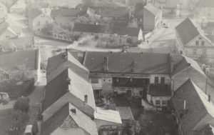 Pohled z kostelní věže směrem k náměstí v roce 1970