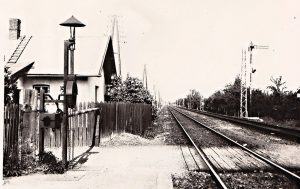 Bývalý železniční přejezd mezi ulicemi Na Obci a Pod Drahou